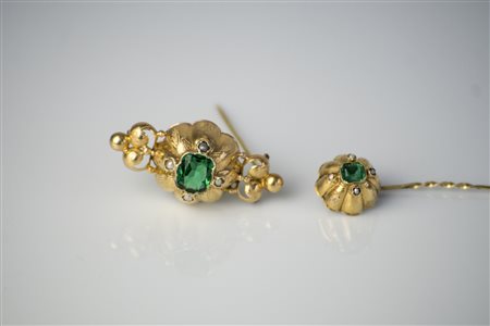 Due spille borboniche in oro giallo 18kt, perline e paste vitree, gr...