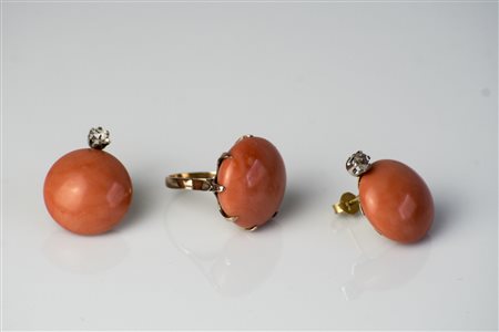 Set di orecchini in oro rosso e diamanti e anello con corallo tagliato a...