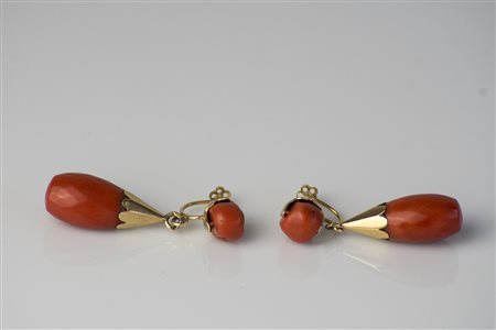 Orecchini fine 800 in oro rosso 18kt e corallo mediterraneo, gr complessivi...