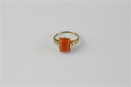 Anello art decò oro 14kt, gr 2.70, con corallo centrale. . . [Nessun Autore]...