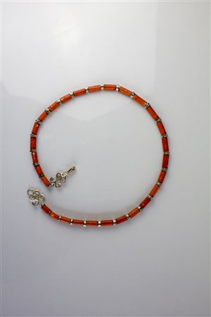Collana in argento e corallo. 60 cm circa. . . . [Nessun Autore] Silver and...