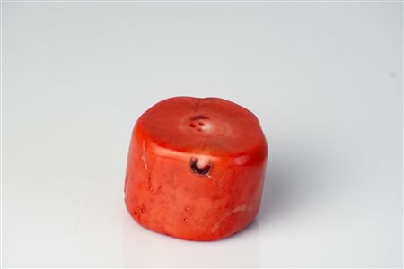 Tronchetto cilindrico di corallo, gr 80.82. Diametro 35mm. . . [Nessun...