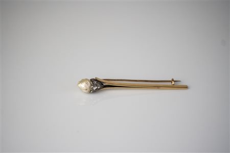 Spilla in oro rosa con perla barocca e diamanti rose cut. Gr complessivi...