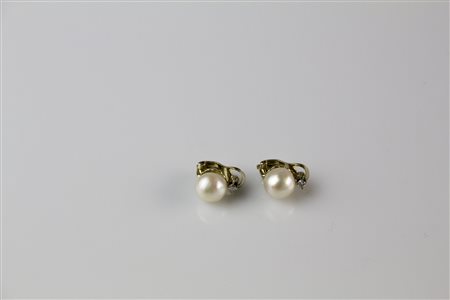 Orecchini in oro 18kt con perle 8.20mm. Diamanti cts 0.12. . . [Nessun...