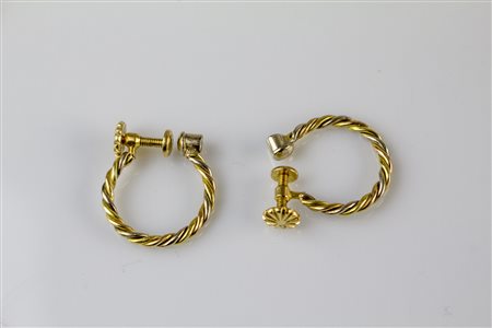Orecchini in oro 18kt a tre colori a torchon, gr 5.25. Diamanti cts 0.15. . ....