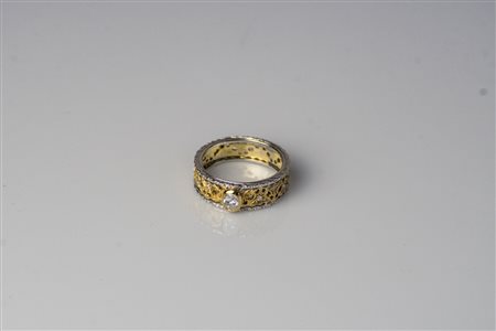 Anello tipo bucellati in oro bianco e giallo con diamante ovale cts 0.16....