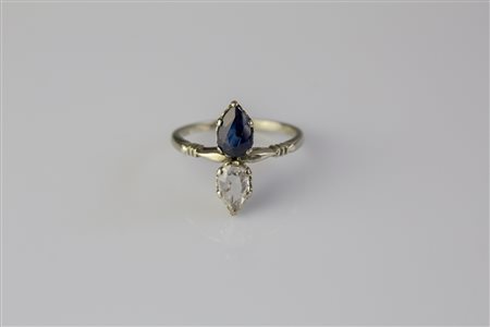 Anello contrarié in oro bianco 18kt, gr 2,55. Diamante a goccia cts 0.32....