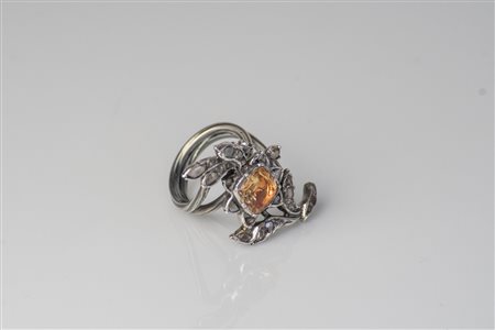 Anello 1800 in argento con diamanti semitagliati e topazio. . . [Nessun...