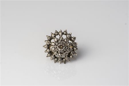 Anello del 700 in oro e argento diamanti semigrezzi. . . [Nessun Autore]...