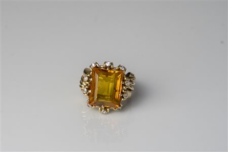 Anello anni 40 in oro giallo, gr 17.20. Dimanti cts 0.25. In centro quarzo...