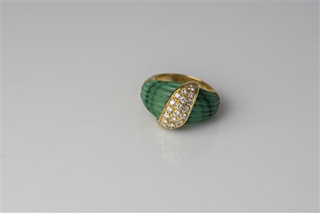 Anello in oro 18kt, gr 16.60. Malachite fesonata e diamanti cts 0.52. . ....