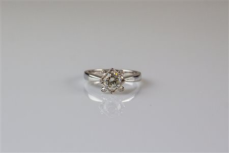 Anello in oro bianco 18kt, gr 4.40. Diamante centrale cts 0.75. . . [Nessun...
