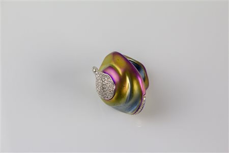 Anello in argento anodizzato. Oro, gr 6.1. Diamanti cts 1. Firmati...