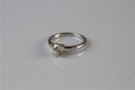 Anello solitario in oro bianco 18kt, gr 2.96, con diamanti di taglio antico...