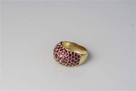 Anello in oro giallo 18kt, gr 11, con pavé di rubini cts 3 circa . . ....