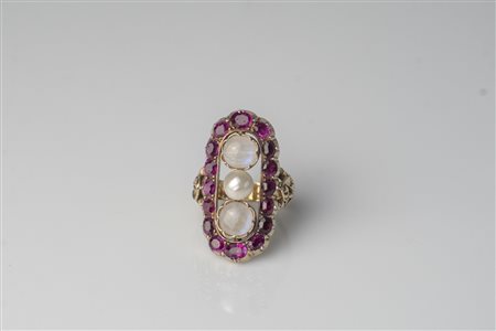 Anello fine 800 in oro giallo, gr 12.50, con gambo inciso a mano contornato...