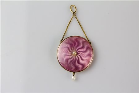 Ciondolo in oro 18kt con smalto rosa guilloche, gr 6.06. . . [Nessun Autore]...