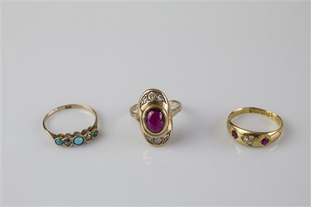 Lotto di tre anelli liberti in oro di basso tipo. Diamanti, turchesi e paste...
