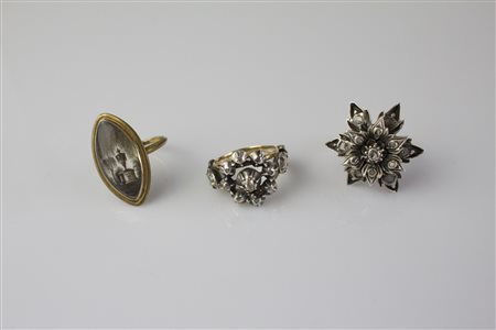 Lotto di tre anelli in oro, argento, diamanti rose cut e miniatura. . ....