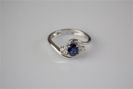 Anello in oro bianco 18kt, gr 2.53. Zaffiri cts 0.67. Diamanti cts 0.13. . ....
