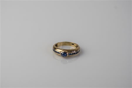 Anello in oro rosso 9k, gr 2.80. Zaffiro cabouchon e carré ai lati. . ....