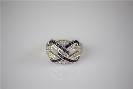 Anello in oro bianco 18kt, gr complessivi 6. Diamanti cts 0.20. Zaffiri carré...