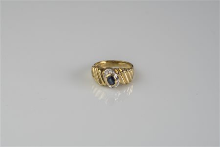 Anello in oro giallo 18kt, gr 6.10. Diamanti cts 0.06. Zaffiri cts 0.40. . ....