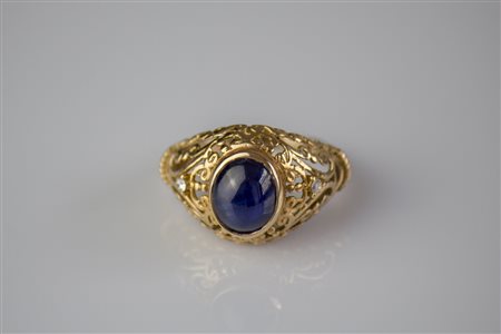 Anello traforato in oro rosso 18kt, gr 5.62. Zaffiro cabochon cts 3.44....