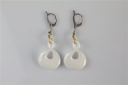 Orecchini in oro gr 3. Diamanti neri e bianchi cts 0.20 e ceramica. Firmati...