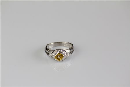 Anello in oro bianco 18kt, gr 4.20. Diamanti cts 0.11 e quarzi citrini. . ....