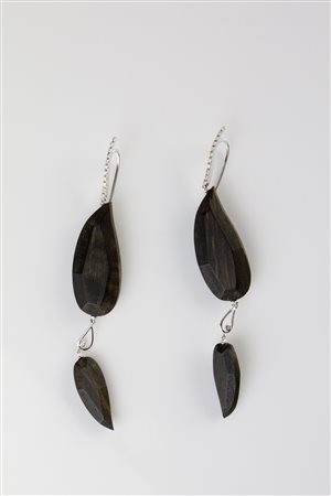 Orecchini in ebano in oro bianco, gr 3.3. Diamanti cts 0.22. Firmato...