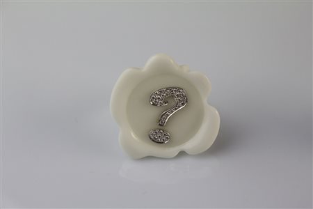 Anello in ceramica bianca, oro, gr 2. Diamanti cts 0.36. Firmati leaderline....