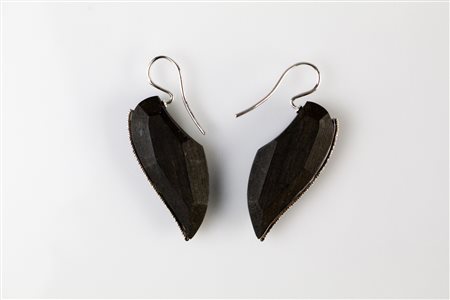 Orecchini in ebano e oro bianco, gr 2.9. Diamanti cts 0.40. Firmato...