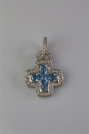 Ciondolo a croce in oro bianco 18k, gr 8.96, con diamanti cts 0.65. Topazi...