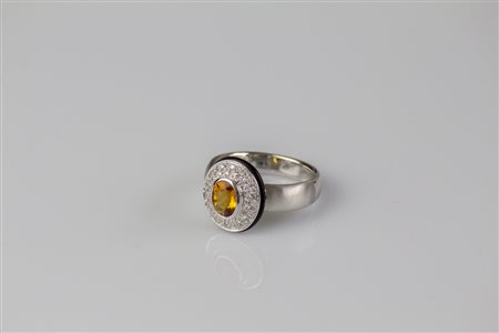 Anello in oro bianco 18kt con profilo in caucciù, gr 7.80. Diamanti cts 0.25...
