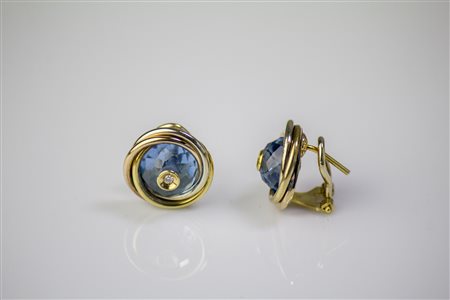 Orecchini in oro giallo 18kt, gr 11, con cristalli e diamanti cts 0.04. . ....