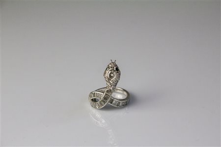 Anello a serpente in oro bianco 18kt, gr 7.85. Diamanti baguette ouit ouit e...