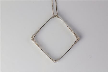 Catenina pendente a rombo in oro bianco 18kt, gr 12.80. Diamanti cts 0.95. ....
