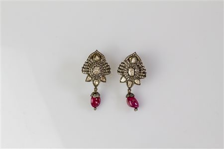 Paio di orecchini Argento e Oro di basso titolo. Diamanti rose cut. Diamanti...