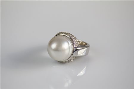 Anello in oro bianco 18kt, gr 16.80, con perla australiana 15mm. Diamanti cts...
