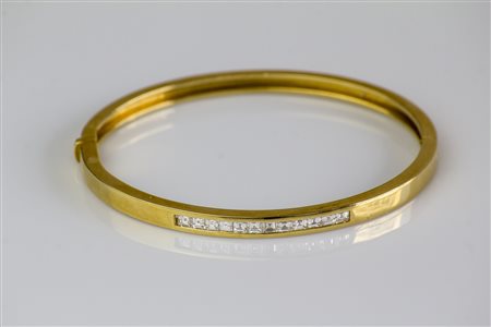 Bracciale in oro giallo 18kt, gr 18, con diamante carrè incassato a binario...