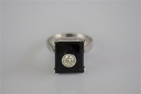 Anello in oro bianco 18kt, gr complessivi 7.50, con inserto in onice....