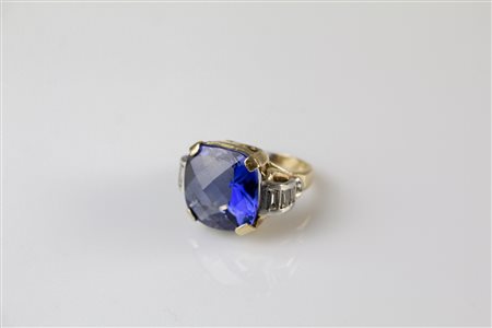 Anello art decò in oro 14kt. Diamanti baguette. Pietra sintetica centrale...