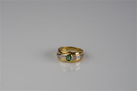 Anello in oro giallo 18kt, gr 5.70. Diamanti cts 0.10. Smeraldi cts 0.35. . ....