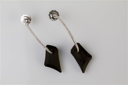 Orecchini in ebano e oro bianco, gr 5.7. Diamanti cts 0.54. Firmato...