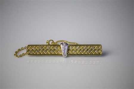 Fermacravatta in oro giallo 18kt, gr 6.28, e brillanti cts 0.09. . . [Nessun...