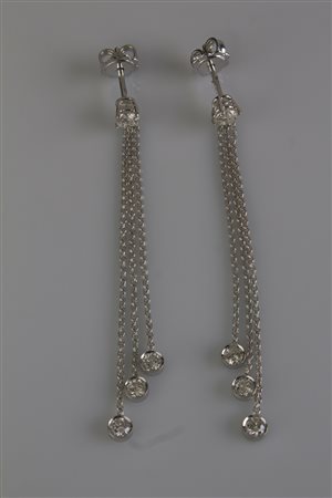 Orecchini in oro bianco 18kt, gr 3.78. Diamanti cts 0.86. . . [Nessun Autore]...
