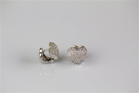 Orecchini in oro bianco 18kt, gr 4.60. Pavè di diamanti cts 0.63. . . [Nessun...