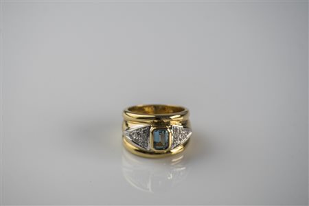 Anello in oro giallo 18kt, gr 13.70. Acquamarina cts 0.82. Diamanti cts 0.30....