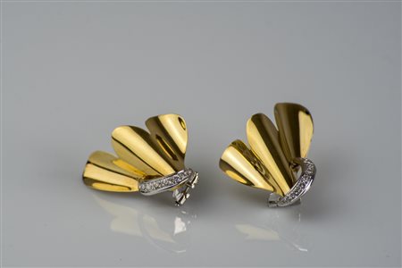 Orecchini in oro giallo 18kt, gr 9.50. Diamanti cts 0.40. . . [Nessun Autore]...